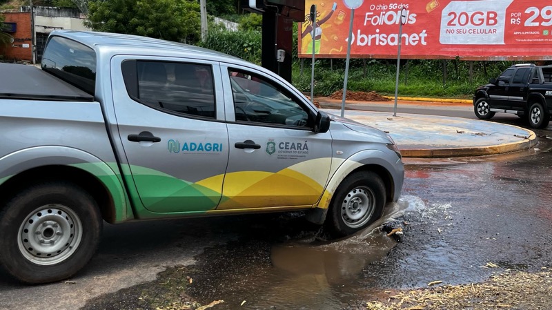 Esgoto a céu aberto e buracos prejudicam tráfego de veículos em avenida próxima à delegacia e ao parque da Expocrato