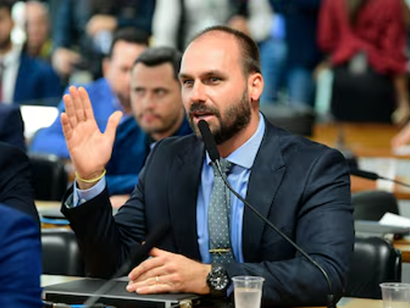 Eduardo Bolsonaro anuncia que vai se licenciar do mandato de deputado para não ser preso