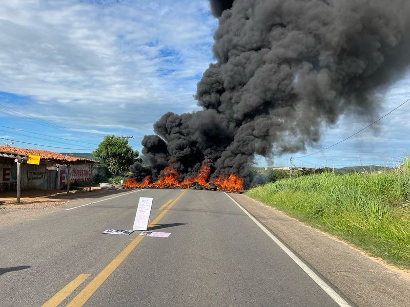 População de Várzea Alegre bloqueia trecho da BR-230 para pedir melhor sinalização na via após acidentes com vítimas fatais