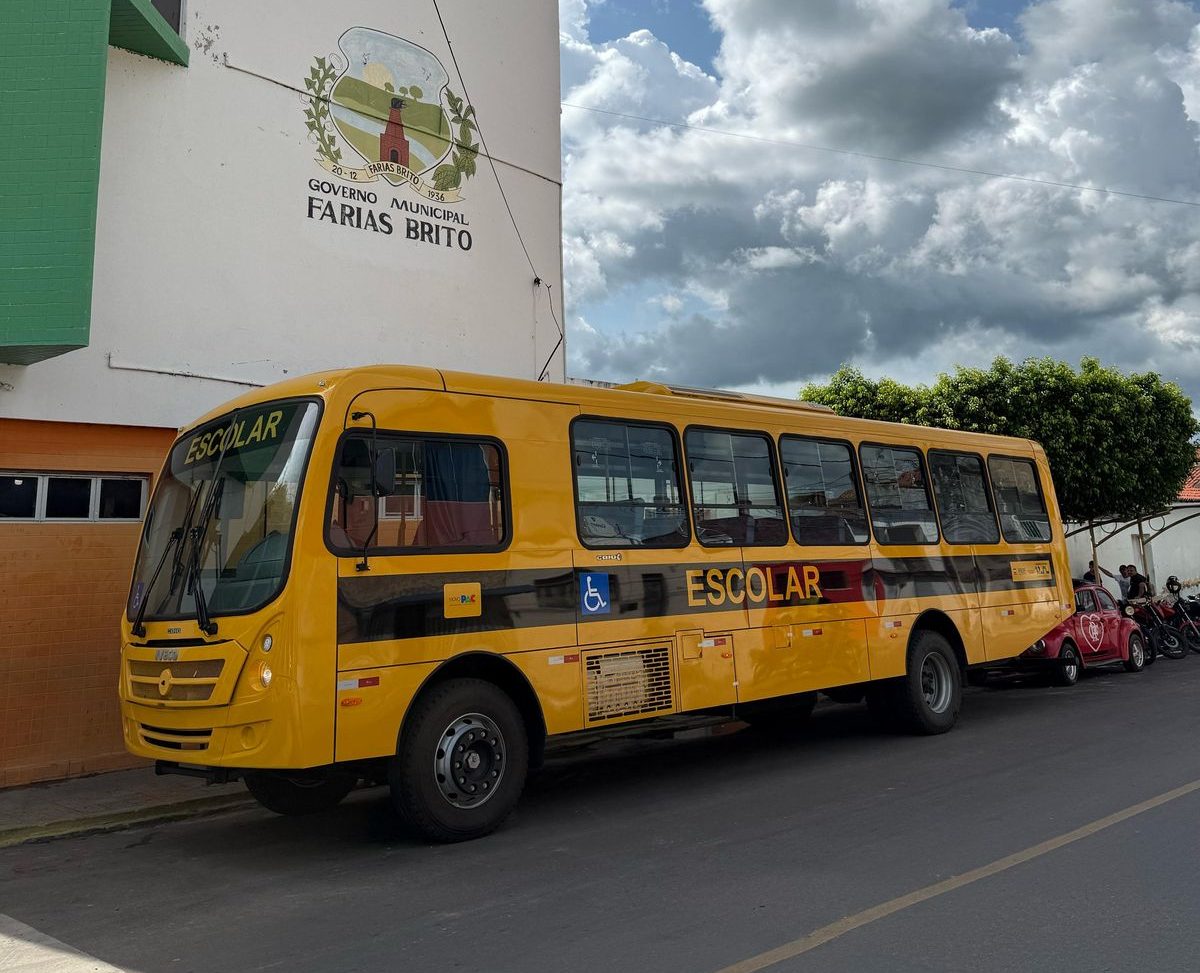 Prefeito Deda anuncia aquisição de novo ônibus escolar para Farias Brito