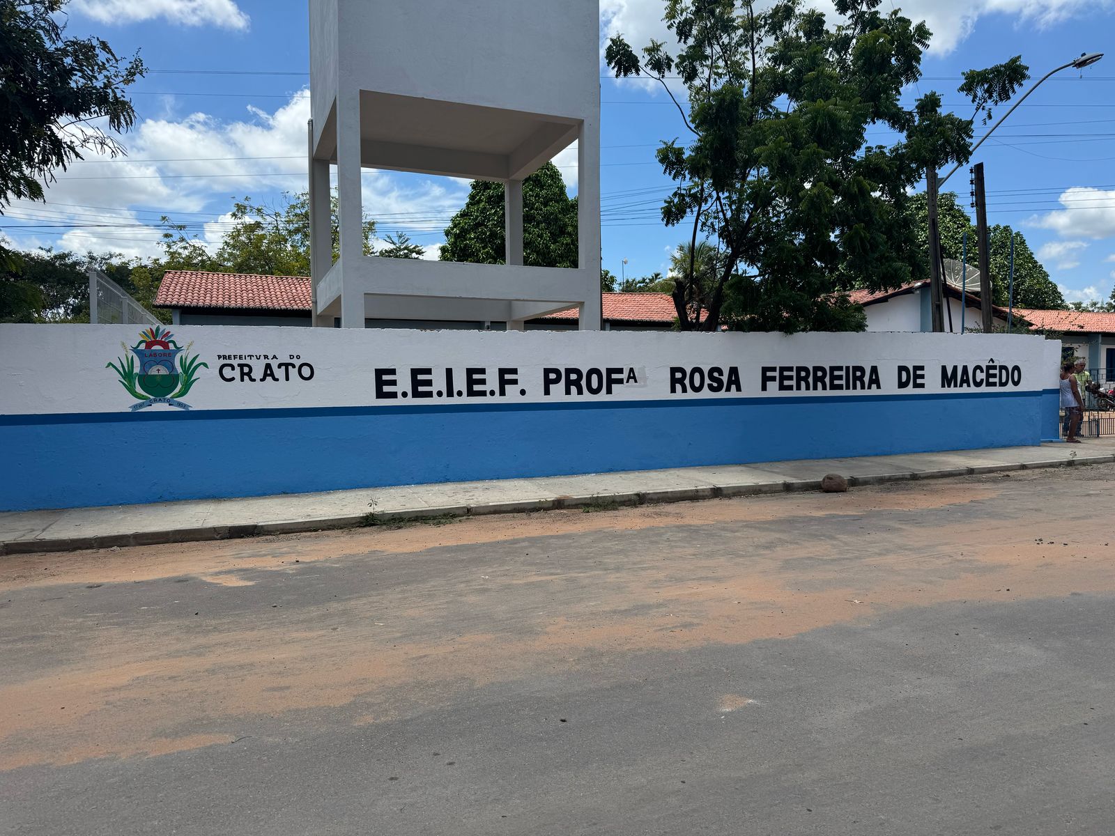 AO VIVO: escola em situação precária e falta de professores prejudica alunos no Baixio do Muquém, em Crato